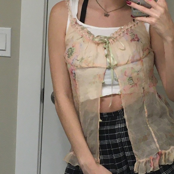 Lace Top with a lot of details and flowers - Picture 3 of 4